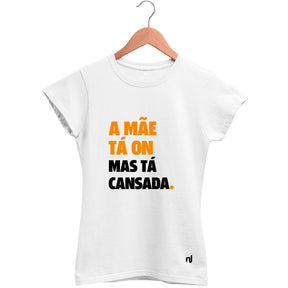 Camiseta Feminina Baby look A Mãe Tá On Mas Tá Cansada